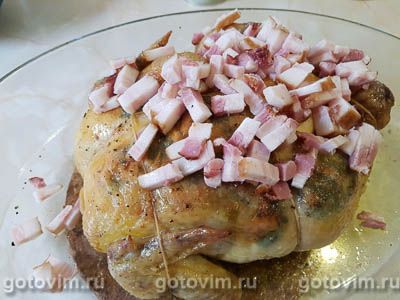 Курица, запеченная с шалфеем и соленой грудинкой Курица, запеченная с шалфеем и соленой грудинкой