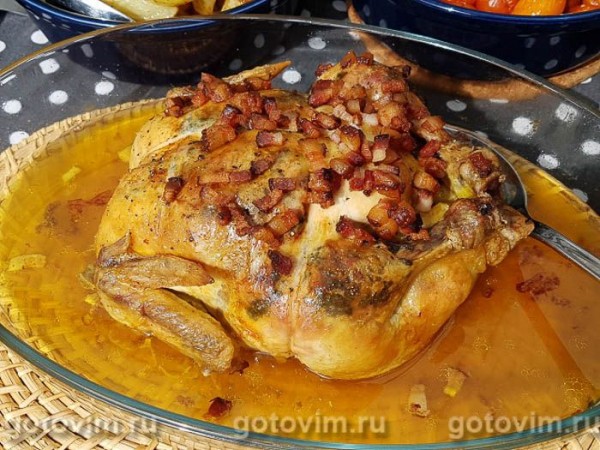 Курица, запеченная с шалфеем и соленой грудинкой Курица, запеченная с шалфеем и соленой грудинкой