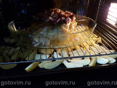 Курица, запеченная с шалфеем и соленой грудинкой Курица, запеченная с шалфеем и соленой грудинкой