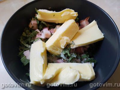 Курица, запеченная с шалфеем и соленой грудинкой Курица, запеченная с шалфеем и соленой грудинкой