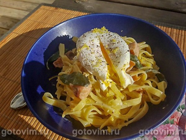 Паста с семгой, шалфеем, сливками и яйцом-пашот