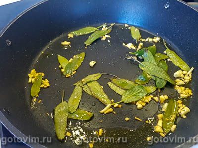 Паста с семгой, шалфеем, сливками и яйцом-пашот