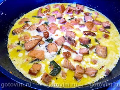 Паста с семгой, шалфеем, сливками и яйцом-пашот