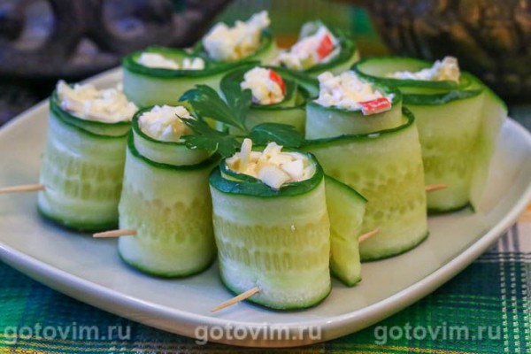 Рулетики из огурцов с крабовыми палочками Рулетики из огурцов с крабовыми палочками