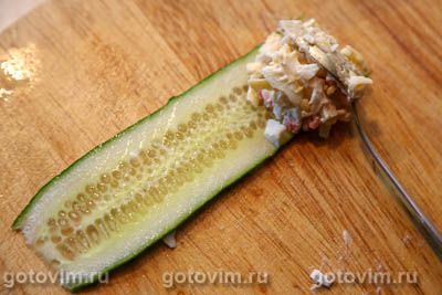 Рулетики из огурцов с крабовыми палочками Рулетики из огурцов с крабовыми палочками