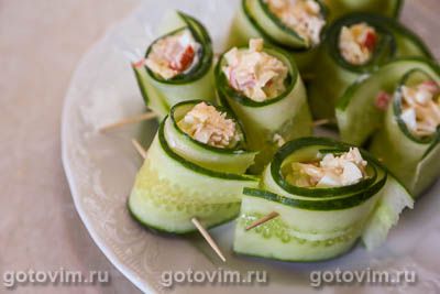 Рулетики из огурцов с крабовыми палочками Рулетики из огурцов с крабовыми палочками