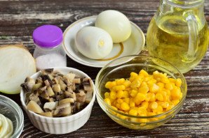 Салат из консервированных шампиньонов и кукурузы