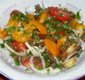 Салат из помидоров и баклажанов Салат из помидоров и баклажанов