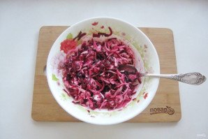 Салат из свеклы и красной рыбы