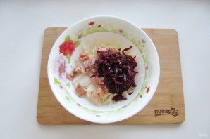 Салат из свеклы и красной рыбы