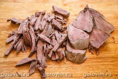 Салат из свиного языка с маринованными опятами и капустой кале