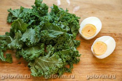 Салат из свиного языка с маринованными опятами и капустой кале