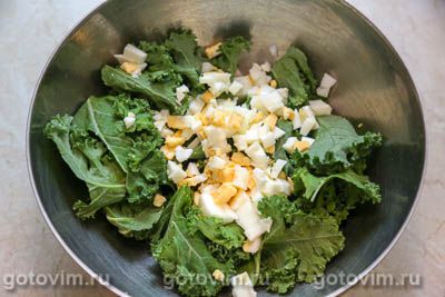 Салат из свиного языка с маринованными опятами и капустой кале