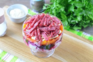 Салат "Лохматый" с колбасой