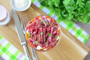 Салат "Лохматый" с колбасой