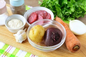 Салат "Лохматый" с колбасой