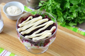 Салат "Лохматый" с колбасой