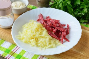 Салат "Лохматый" с колбасой