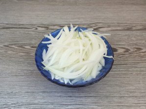 Селедка в томатном соусе с луком