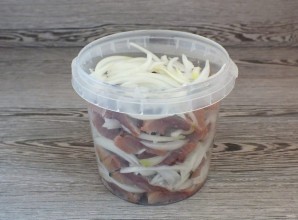 Селедка в томатном соусе с луком