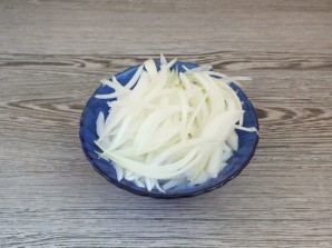 Селедка в томатном соусе с луком