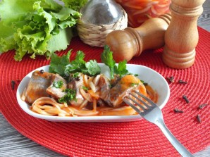 Селедка в томатном соусе с луком