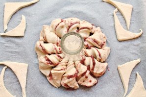 Слоеный пирог с малиновым вареньем