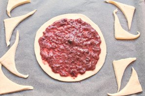 Слоеный пирог с малиновым вареньем