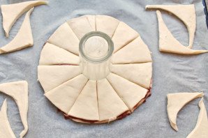 Слоеный пирог с малиновым вареньем