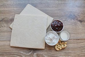 Слоеный пирог с малиновым вареньем