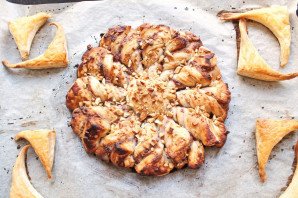 Слоеный пирог с малиновым вареньем