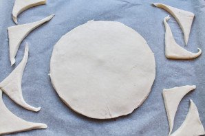 Слоеный пирог с малиновым вареньем