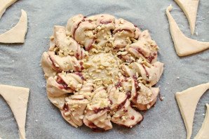 Слоеный пирог с малиновым вареньем