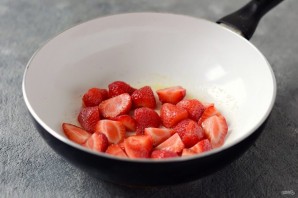 Тост с рикоттой и клубникой