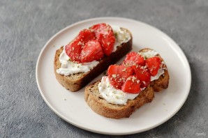 Тост с рикоттой и клубникой