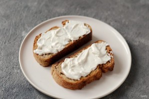 Тост с рикоттой и клубникой