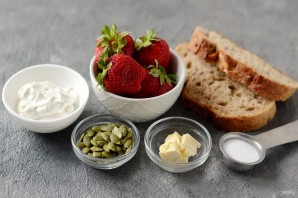 Тост с рикоттой и клубникой