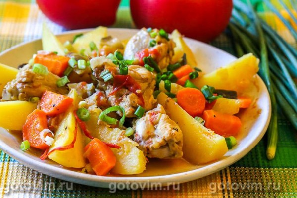 Тушеная курица с картошкой и баклажанами Тушеная курица с картошкой и баклажанами