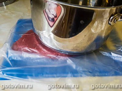 Венский шницель с анчоусовым маслом и салатом