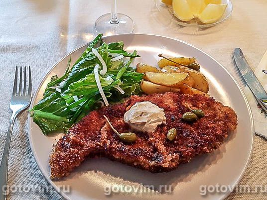 Венский шницель с анчоусовым маслом и салатом