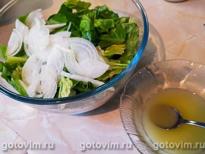 Венский шницель с анчоусовым маслом и салатом