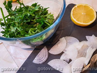 Венский шницель с анчоусовым маслом и салатом