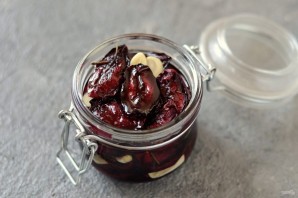  Вяленые сливы с чесноком и тимьяном