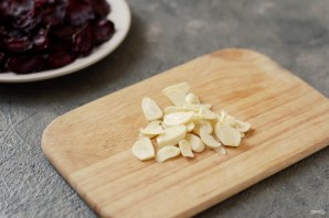  Вяленые сливы с чесноком и тимьяном