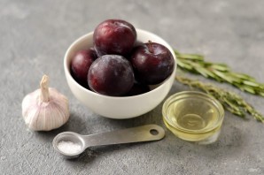  Вяленые сливы с чесноком и тимьяном
