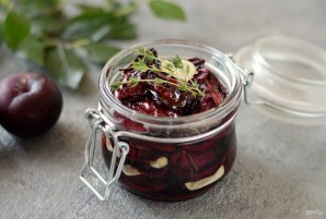  Вяленые сливы с чесноком и тимьяном