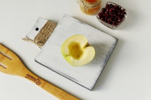 Запеченные яблоки с брусникой в духовке