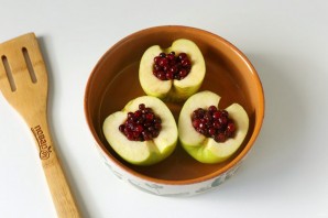 Запеченные яблоки с брусникой в духовке