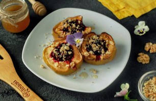 Запеченные яблоки с брусникой в духовке Запеченные яблоки с брусникой в духовке