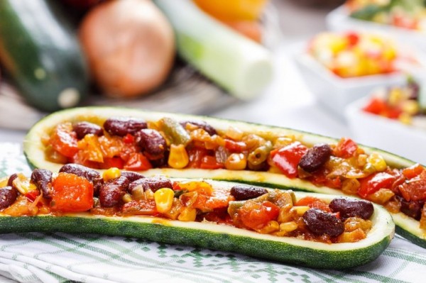 Запеченные кабачки с овощной начинкой Запеченные кабачки с овощной начинкой